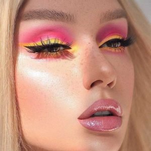 aplicar-el-maquillaje-para-destacar-los-atributos