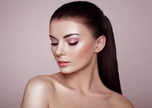 aplicar-maquillaje-para-una-apariencia-de-día