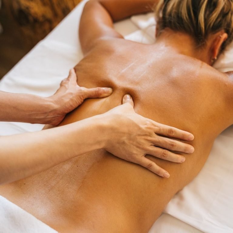 Masajes para la espalda para eliminar el dolor y rejuvenecer tu columna