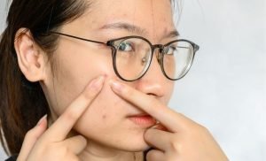 mantener el rostro limpio si usas lentes
