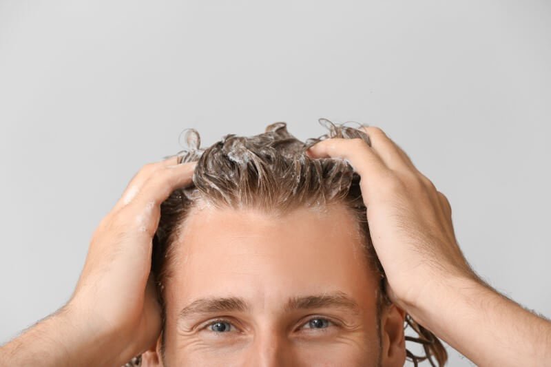 peinados-para-hombres-con-cabello-rizado