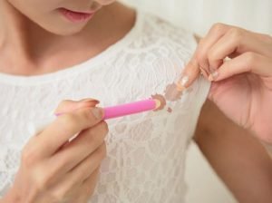 quitar-el-maquillaje-de-la-ropa