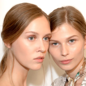 Aplicar-el-maquillaje-para-un-look-minimalista