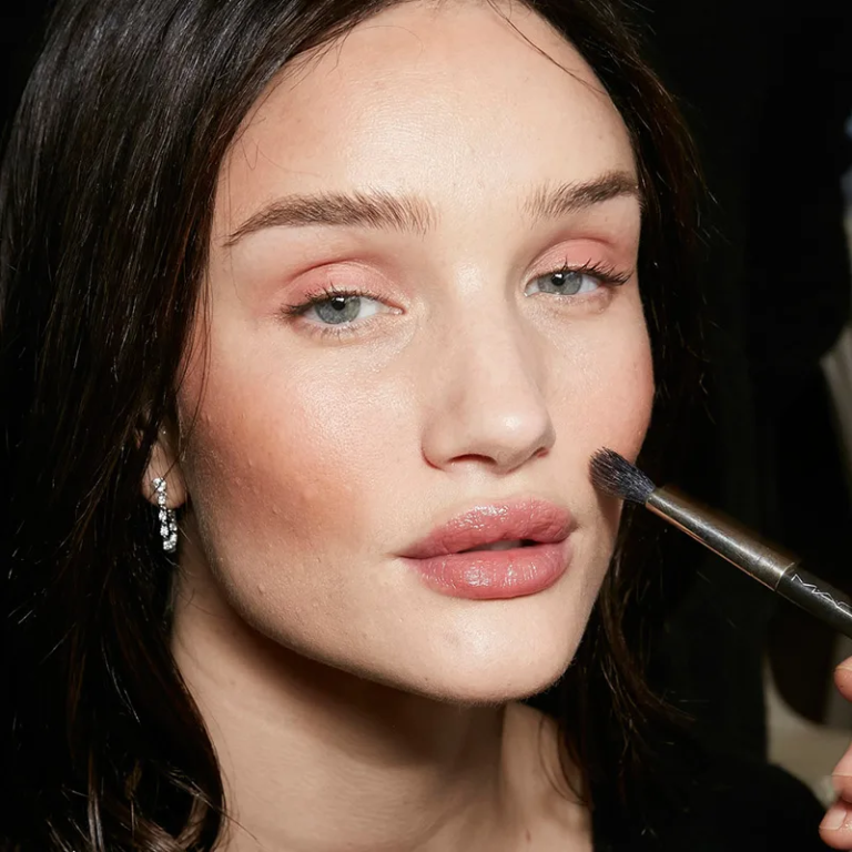 Aplicar-correctamente-el-maquillaje-para-los-pómulos